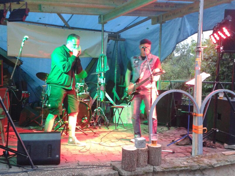 Auftritt einer Band auf einer Open-Air-Bühne mit farbigem Bühnenlicht